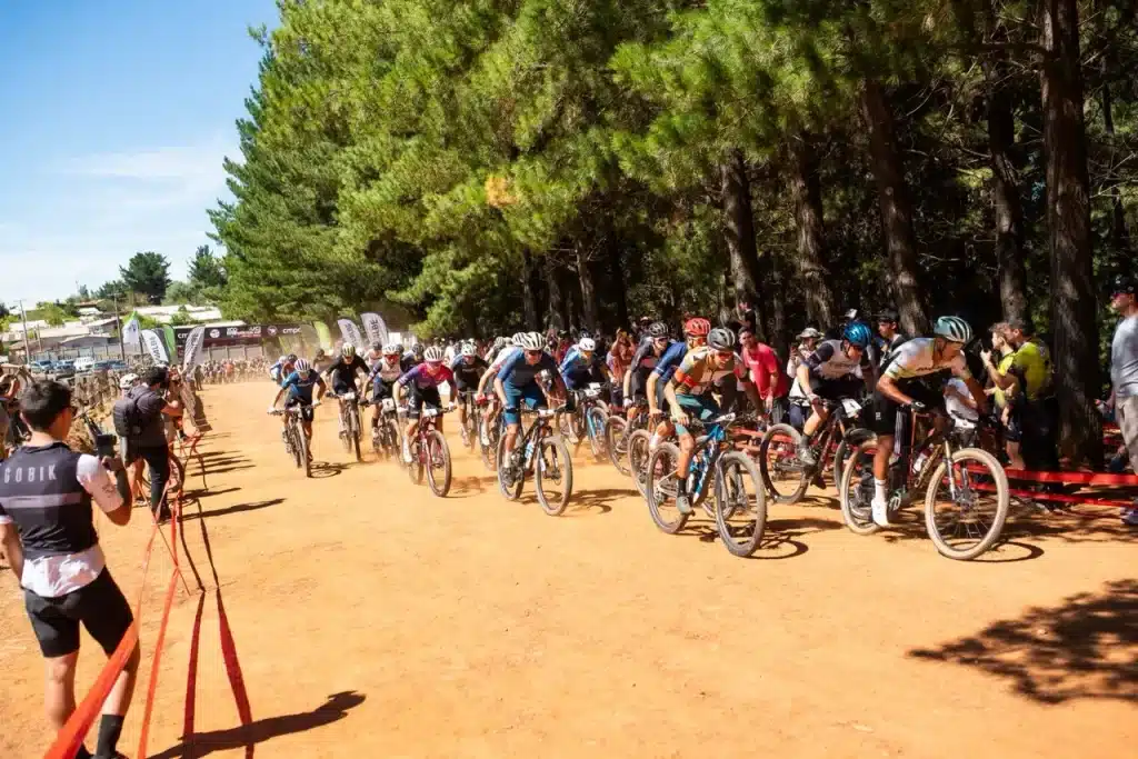 ¡Pedal, adrenalina y naturaleza! Angol vivió la tercera fecha del International CUP XCO CMPC 2025 7 En el Parque CMPC Junquillar se concretó la clase 2 de la carrera de Mountain Bike, que reunió a más de 300 deportistas en torno a una competencia que además otorga puntaje para clasificar a eventos de gran importancia, como los Juegos Panamericanos, mundiales y los mismos Juegos Olímpicos.
