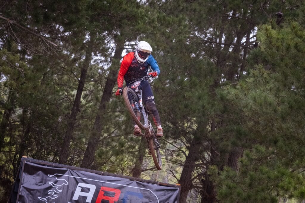 Hans Pulgar y Paz Gallo obtienen en el Parque CMPC Junquillar su primer título nacional de Downhill 10 Campeonato Nacional de Descenso Junquillar